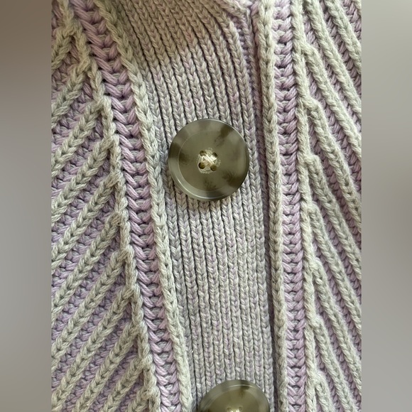 GAP NWT Sweater with collar buttons - Picture 2 of 2